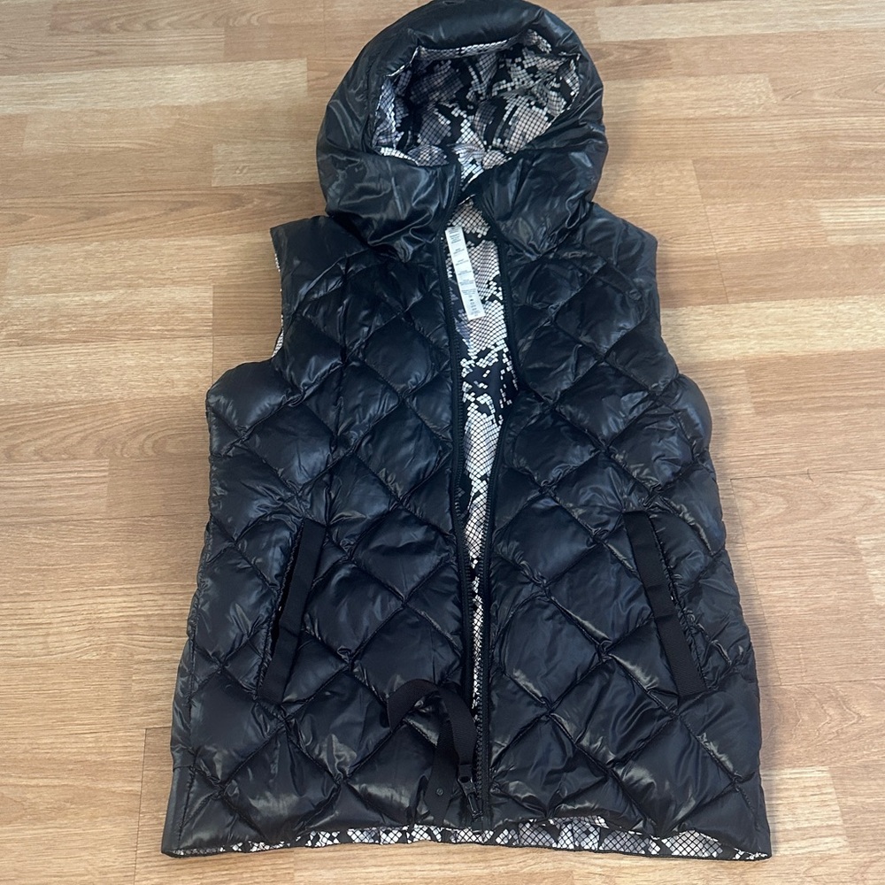 LULULEMON like new Women's Black Quilted Hooded Vest